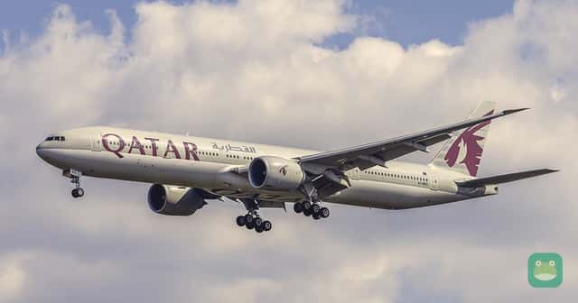 A Qatar Airways Boeing 777-300ER approaching Washington Dulles in September 2025; airline context image. Cropped and resized; image adaptation under the same license.